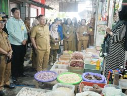 Pantau Harga dan Ketersediaan Bapok di Pasar. Wabup Kapuas Soroti Pedagang Gunakan Badan Jalan 