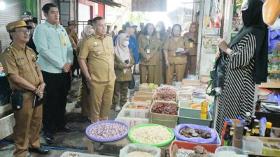 Pantau Harga dan Ketersediaan Bapok di Pasar. Wabup Kapuas Soroti Pedagang Gunakan Badan Jalan 