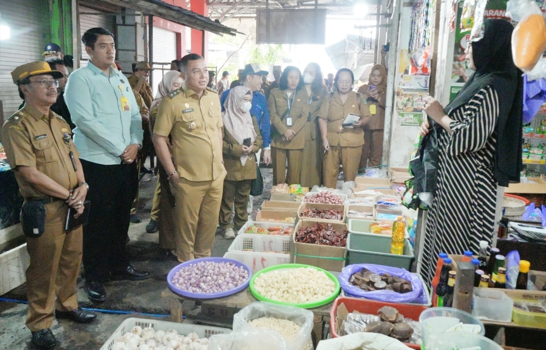 Pantau Harga dan Ketersediaan Bapok di Pasar. Wabup Kapuas Soroti Pedagang Gunakan Badan Jalan 